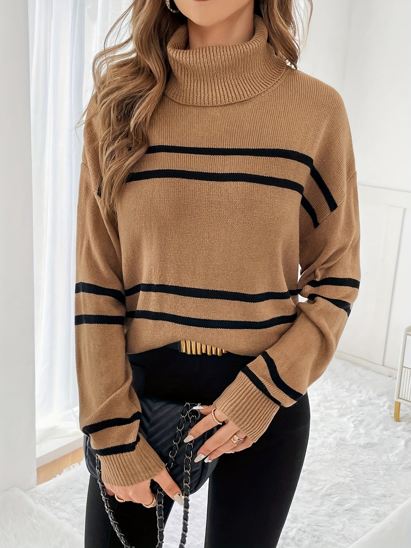Thea – Sweter z Wysokim Kołnierzem w Paski